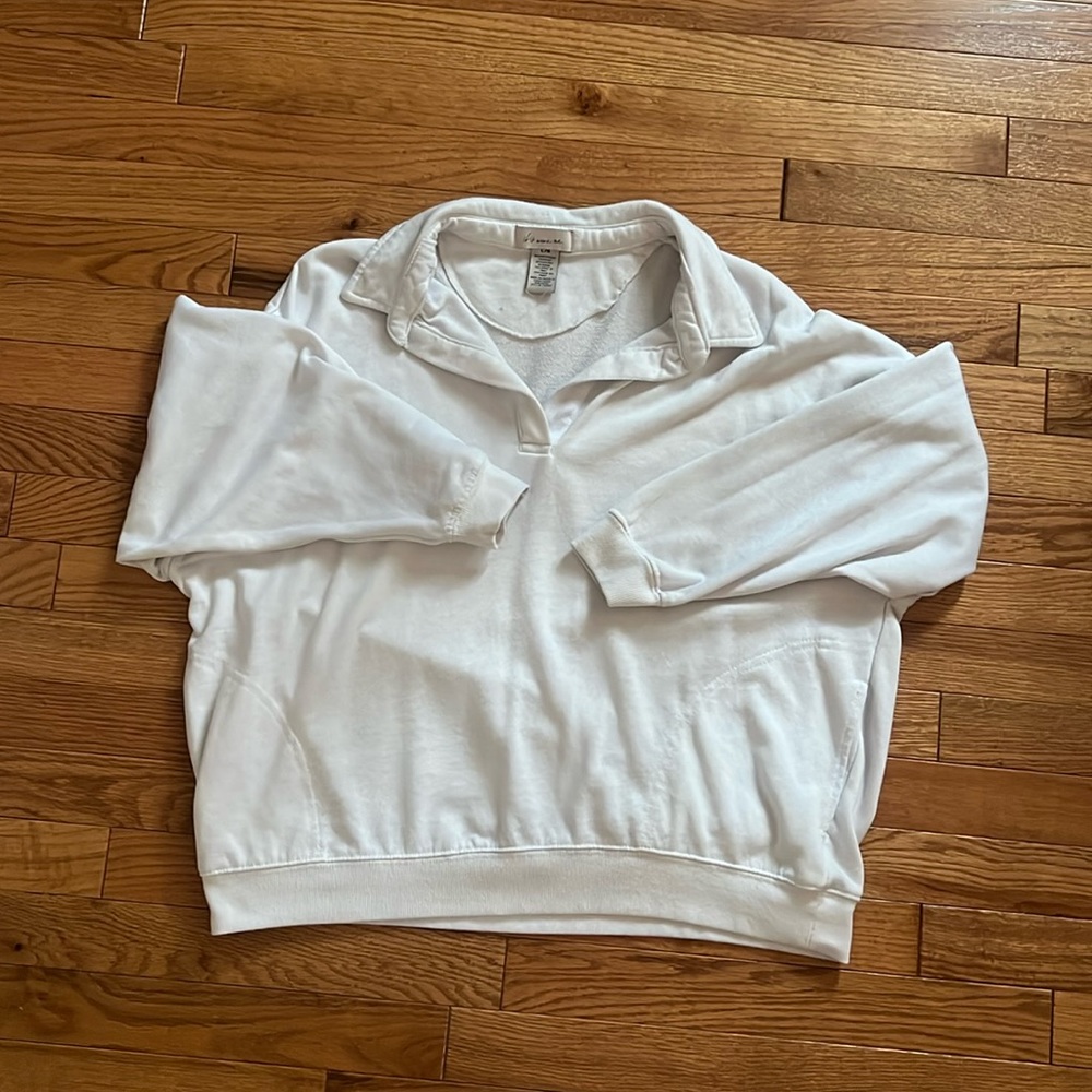 White v neck sweatshirt